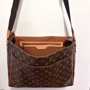 (lightly used) Louis Vuitton Abbesses Messenger Bag Monogram Canvas 2008